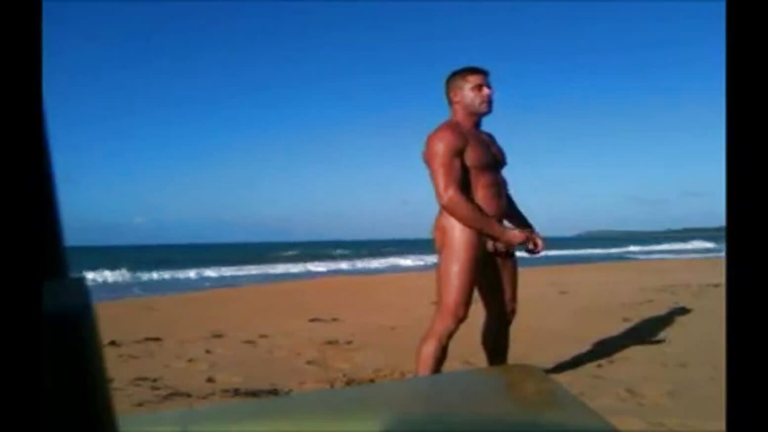 Dois machoes sarados trepando na praia nudista