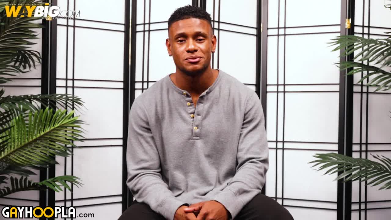 GayHoopla: Calvin Beckham Shows Off His Fav Muscle! - WAYBIG