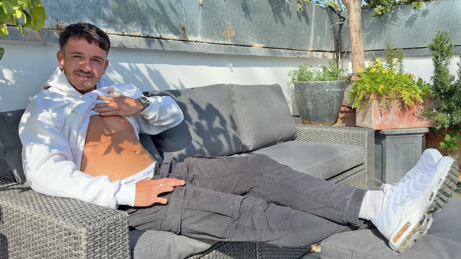 Troy Connolly's Sizzling Rooftop Solo Show